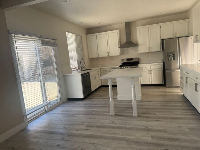 Building Photo - 5126 Academy Dr