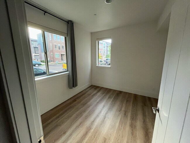 Building Photo - 525 Promenade Dr