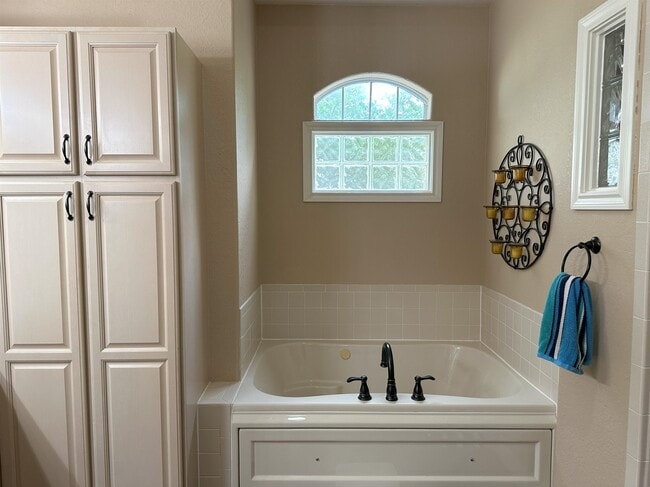 Building Photo - 100 Timber Rock Dr