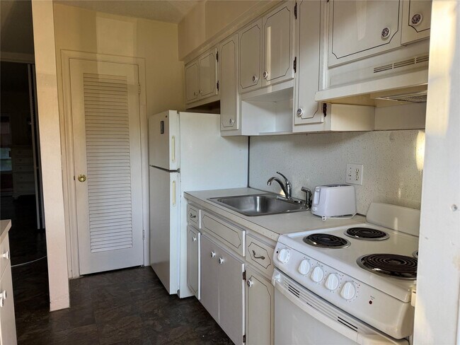 Building Photo - 2115 NE 42nd Ct