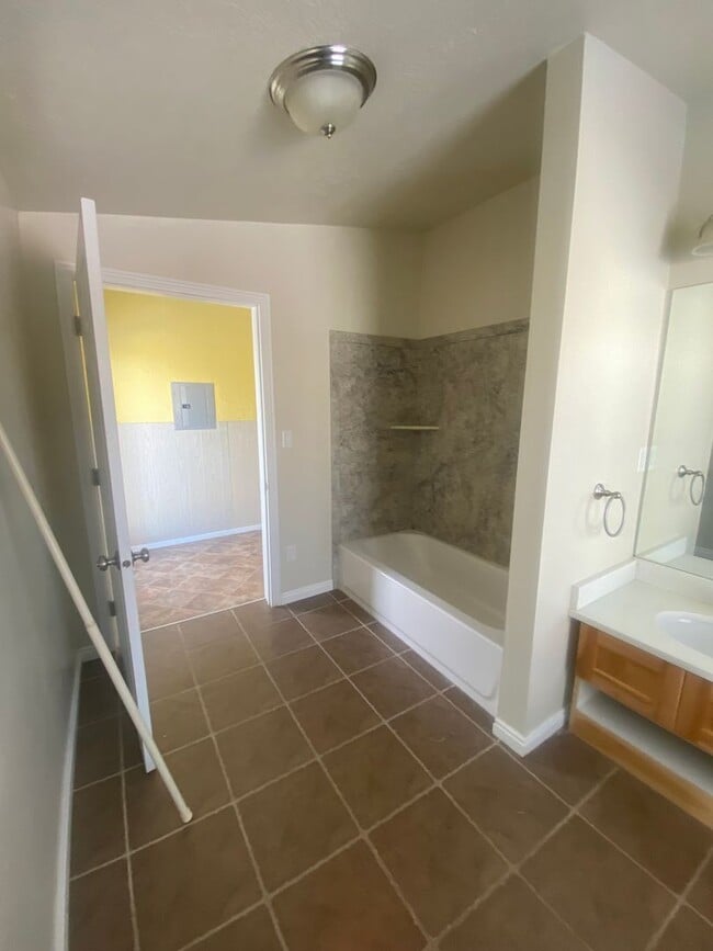 Building Photo - 4 Bedroom Single Family Home!