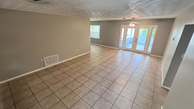 Building Photo - Lovely 3 Bedroom, 2 Bathroom Home in Melbo...