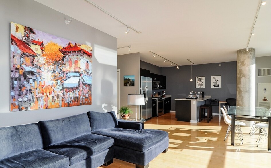 Building Photo - 860 W Blackhawk St