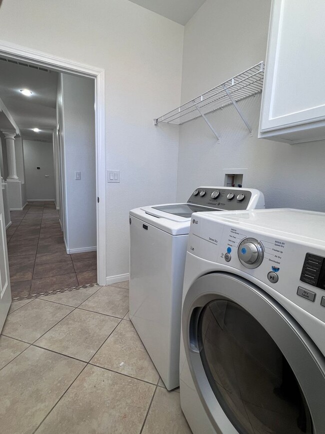 Building Photo - Stunning 4-Bed 3 Car Garage Gated Single S...