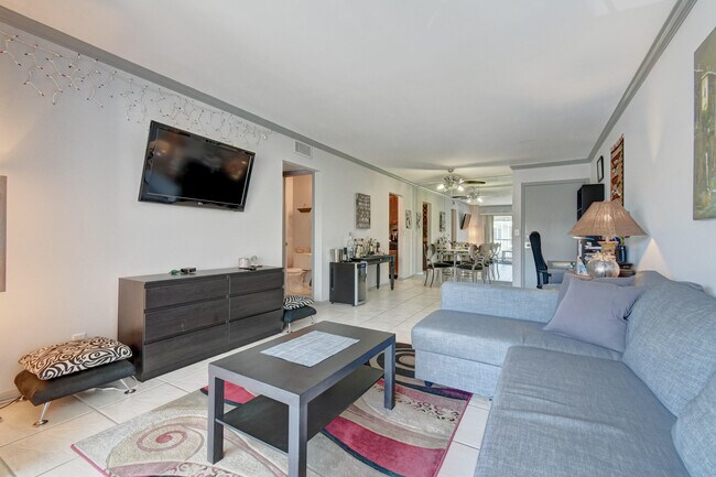 Building Photo - 170 Cypress Club Dr