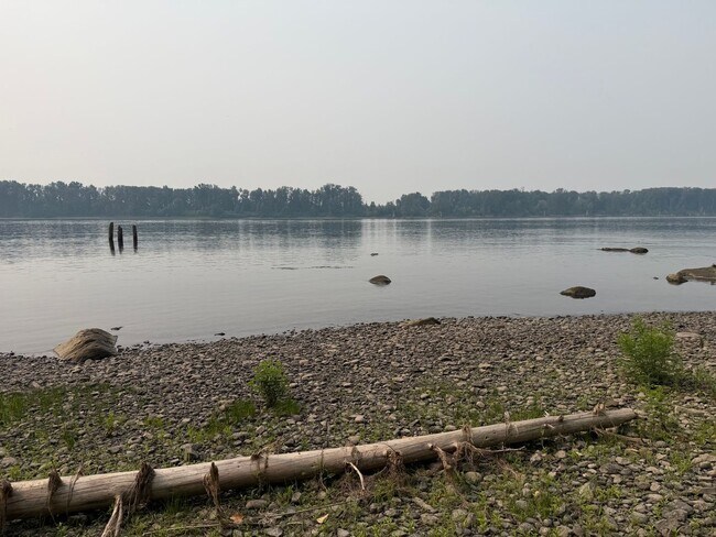 Building Photo - COLUMBIA RIVER Waterfront Home with Access on 1.5 Acres