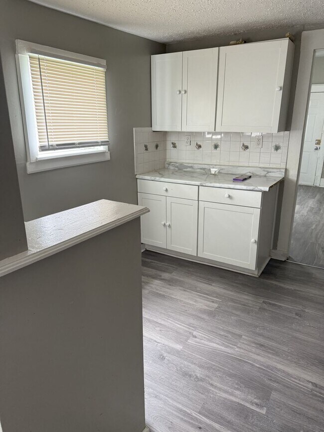 Building Photo - Now available !! Cute 3 bed 2 bth bungalow