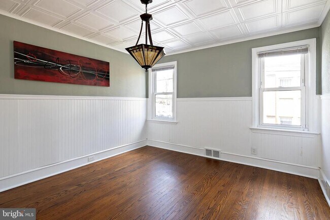 Building Photo - 17 Dowling Ave