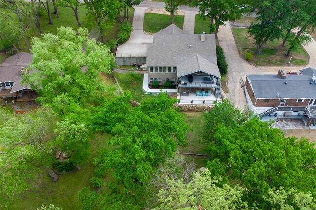 Building Photo - 1115 Red Bud Dr