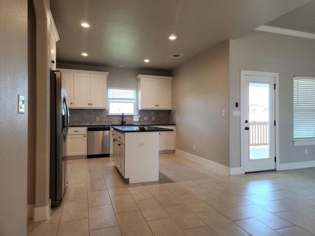 Building Photo - Spacious Home