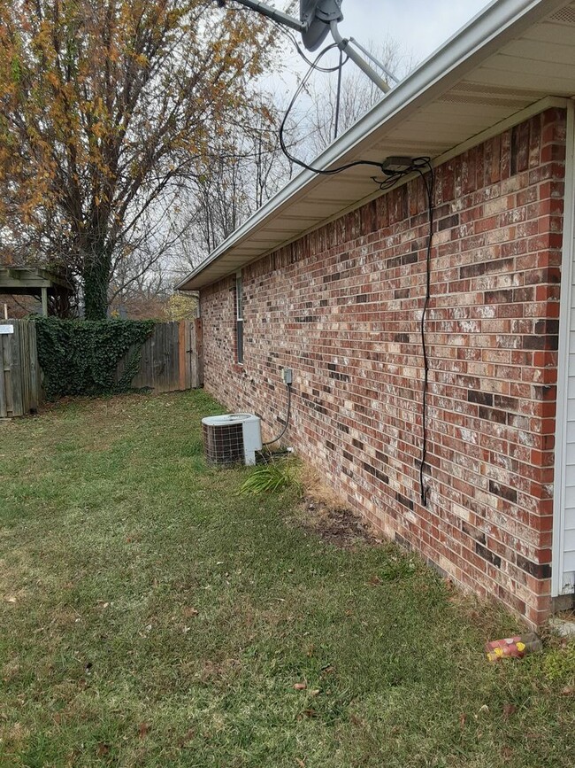 Building Photo - Great Townhouse in West Fayetteville