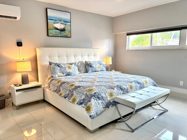 Building Photo - 1705 N Riverside Dr