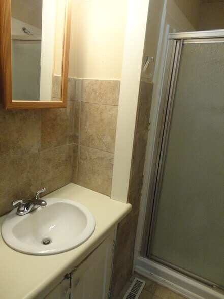 Building Photo - 213 E Mulberry St