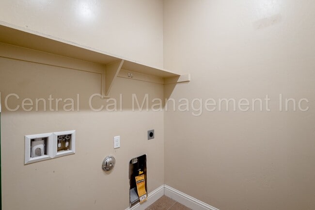 Building Photo - Large 4 Bedroom/2 Bath Home with Solar in Gossamer Grove - $2595 Per Month!