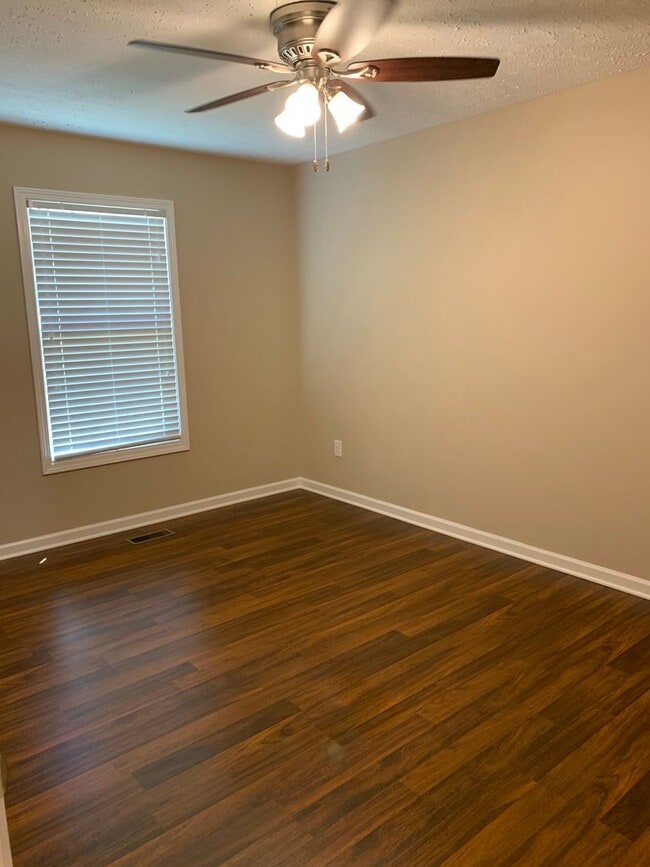 Building Photo - Beautiful 3 Bedroom, 2 Bath Home, With GAR...