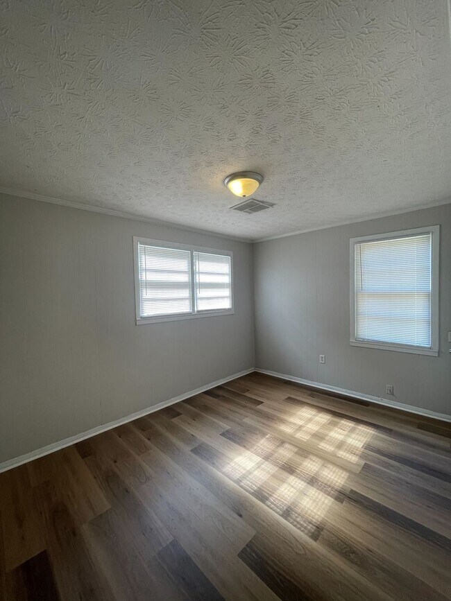 Building Photo - 3465 Dundale Rd