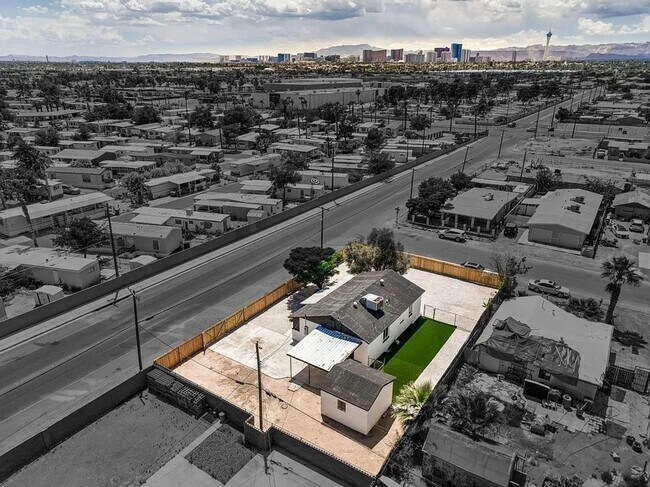 Building Photo - Coming Soon! 3bed 2 bath plus Casita HUGE ...