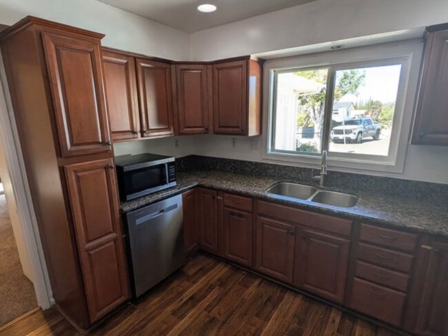 Building Photo - 5209 Hewlett Dr
