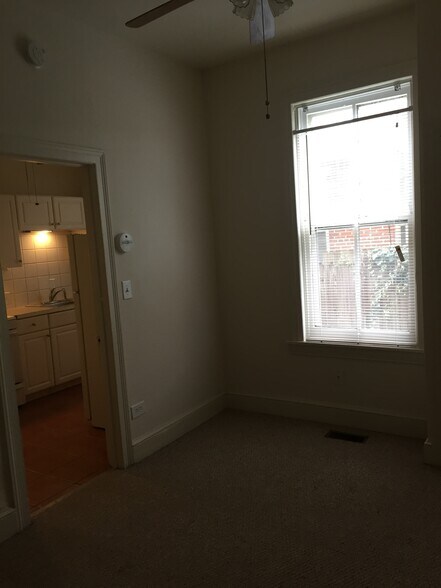 Building Photo - 809 N Van Buren St