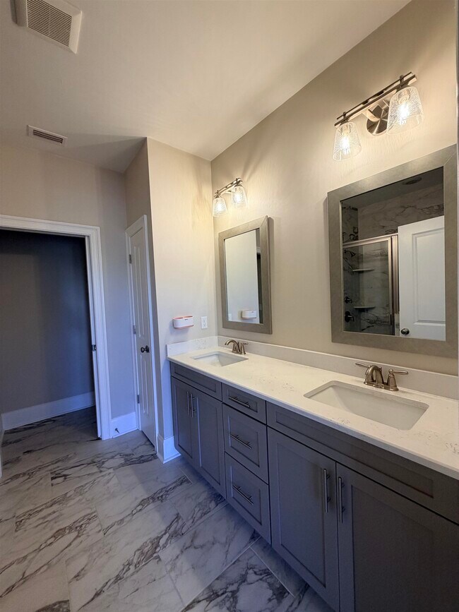 Building Photo - 5742 Vlg Rdg Ln