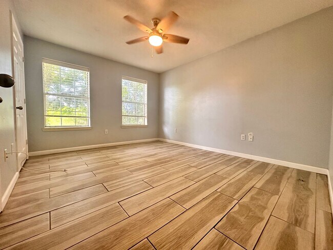 Building Photo - 50% OFF FIRST MONTH'S RENT ---- Recently Remodeled 2B/2B Unfurnished Condo in Indian Lake