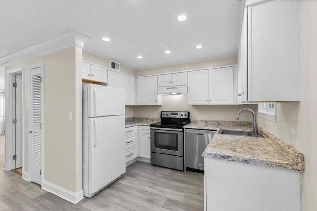 Building Photo - 8 Captain Cook Ln