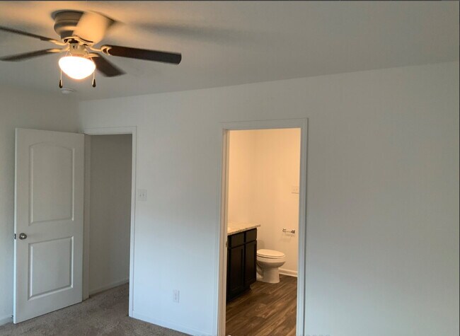 Building Photo - "Charming 3-Bed Oasis with Granite Touches...