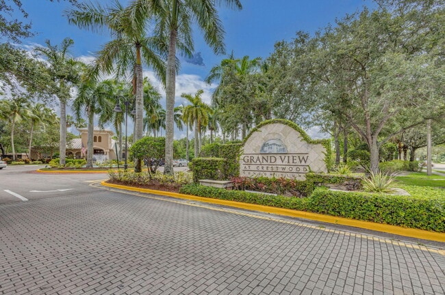 Building Photo - 1000 Crestwood Ct S