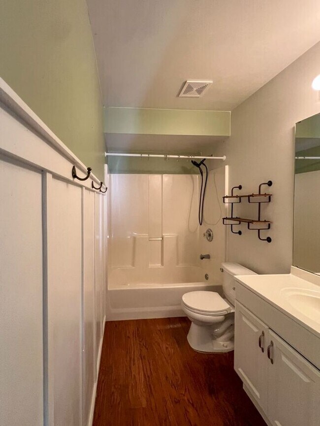 Building Photo - Cozy 3-Bedroom, 4-Bathroom Home in Saint L...