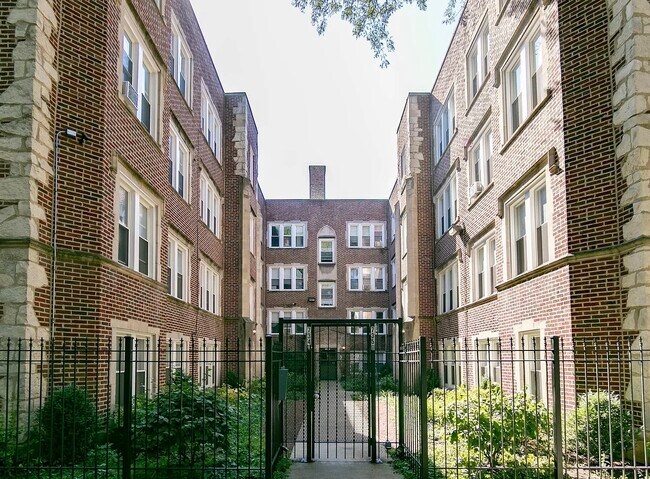Primary Photo - 7340 N Damen Ave