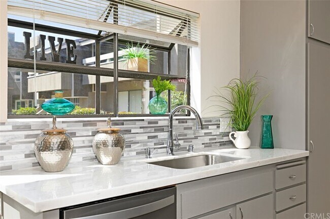 Building Photo - 323 Streamwood-