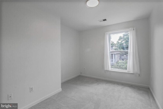 Building Photo - 711 N Wakefield St