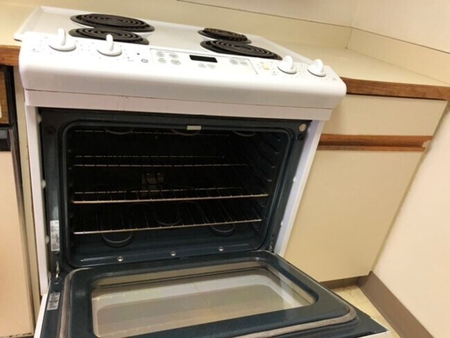 Building Photo - Charming 2 bedroom, 2 bathroom, 1 covered ...