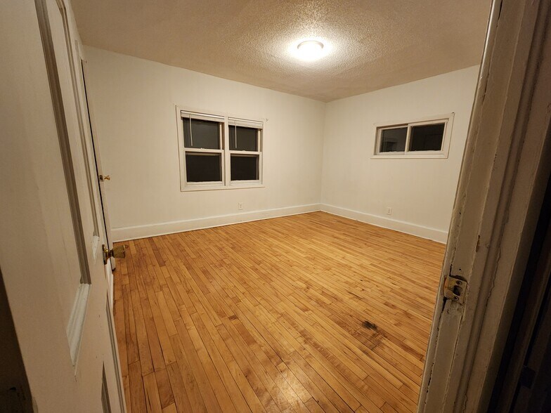 Building Photo - 613 Cook Ave E