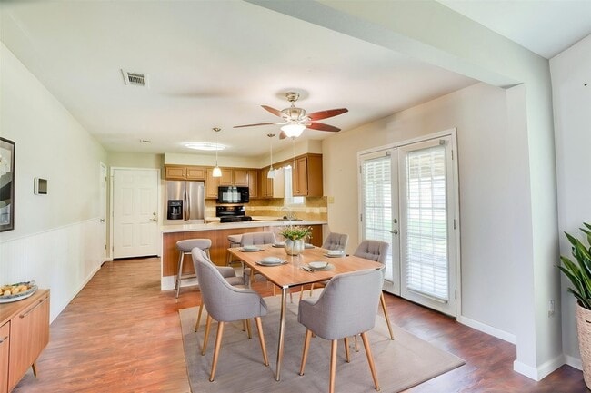 Building Photo - 607 Rosewood Dr