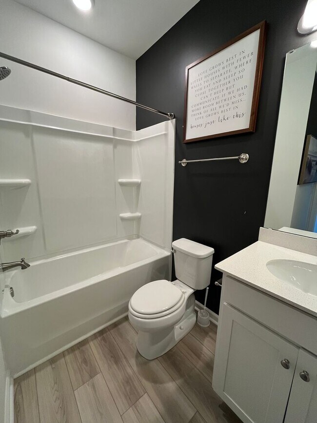 Building Photo - Tri-level Townhome in Foxbank Plantation