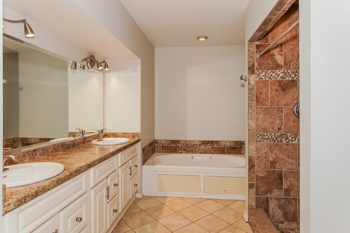 Building Photo - 2343 Ridgewood Rd