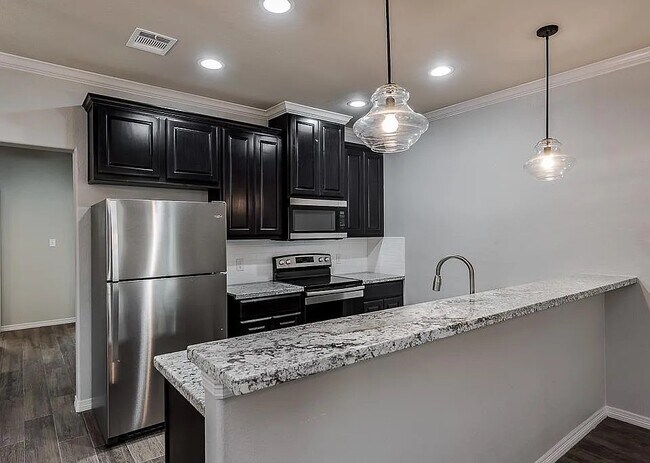 Building Photo - 910 Fairview Ave