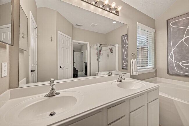 Building Photo - 205 Colony Lake Ln