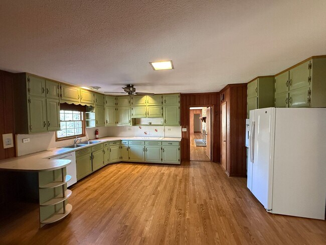 Building Photo - Pinson - Open Floor Plan with Large Living & Family Rooms 2 Bedrooms 2 Bath over 2500 sqft