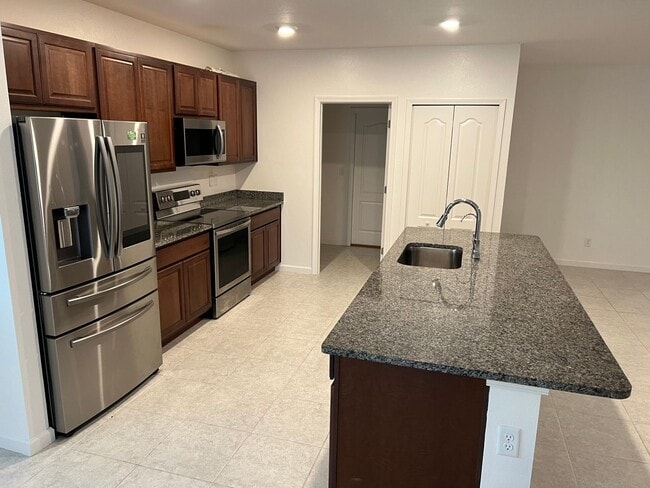 Building Photo - 121 College St