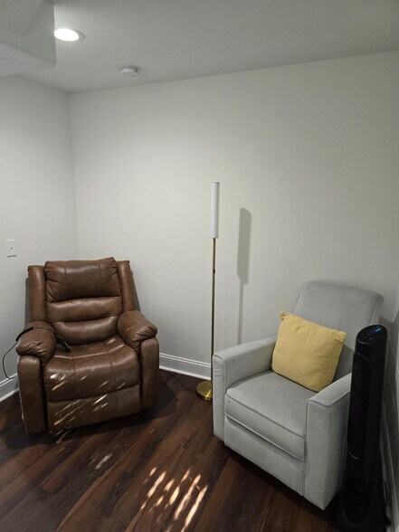 Building Photo - 107 David St