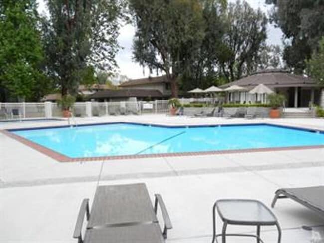 Building Photo - Westlake Village Upper Unit in Village Gre...