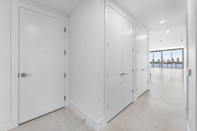 Building Photo - 220 Lake Shore Dr