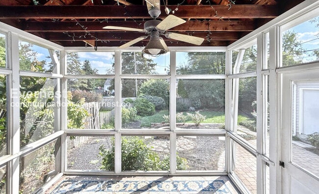 Building Photo - 887 W 10th Ave