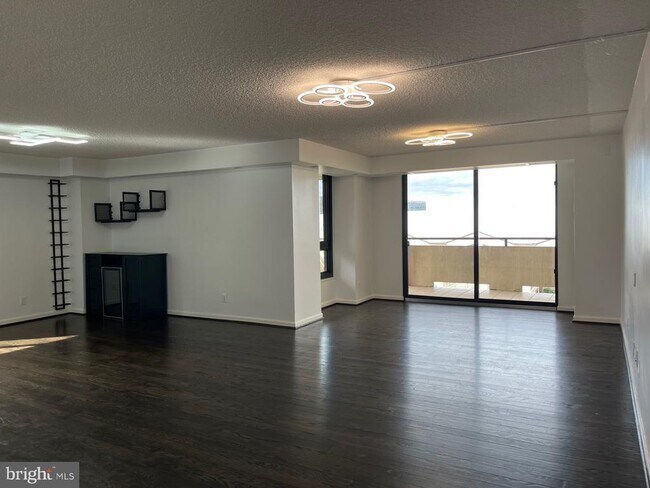 Building Photo - 1800 Old Meadow Rd