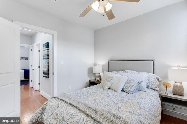Building Photo - Gorgeous Rowhome Walking Distance to Colum...