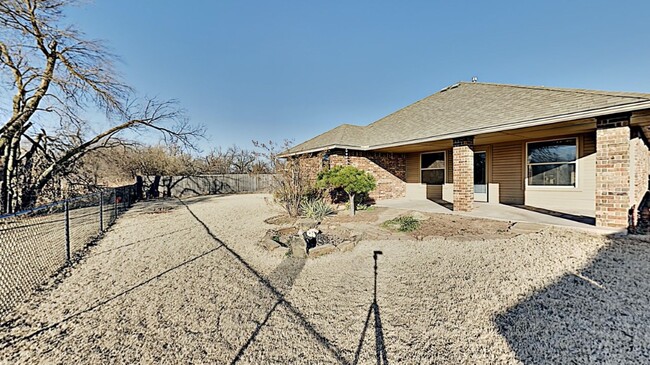 Building Photo - Beautiful 3 Bedroom 2 Bath Home in Mustang...