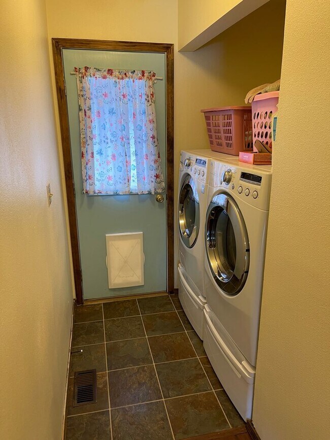 Building Photo - 4 Bedroom Rancher