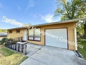 Building Photo - Charming 3-Bed Home with Fenced Yard & Garage